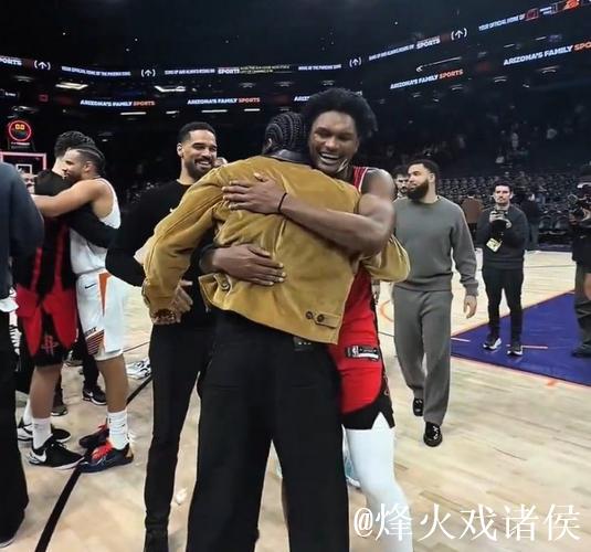 火箭官推:约基奇赛前与杰夫-格林相拥交流 火箭官推:约基奇赛前与杰夫-格林相拥交流